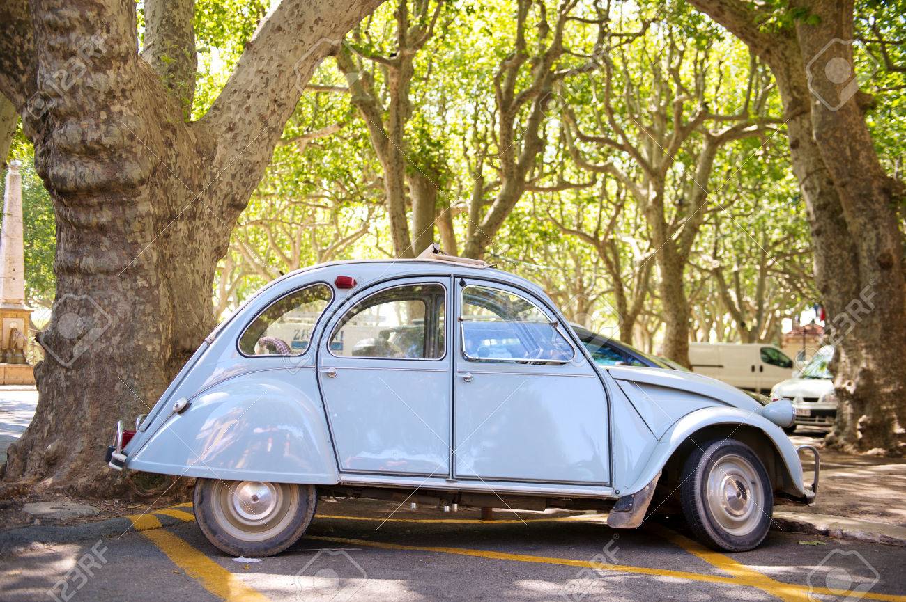 典型的なラベンダー ブルー フランス車とロマンチックな広場 の写真素材 画像素材 Image