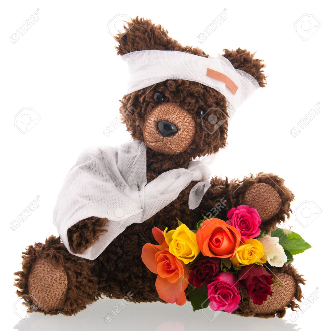 ぬいぐるみ手作り石膏と不十分なクマとのための花 すぐによくなる 孤立した白い背景の上 の写真素材 画像素材 Image