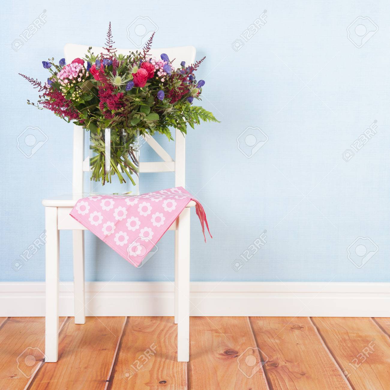Chaise Avec Vase Mélangé Bouquet De Fleurs Sur Fond Bleu