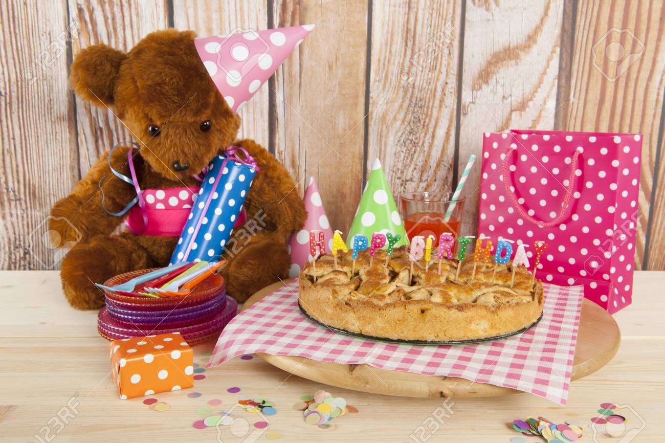 ホームメイドの誕生日の蝋燭とアップルパイ 驚きやぬいぐるみクマします の写真素材 画像素材 Image 8490