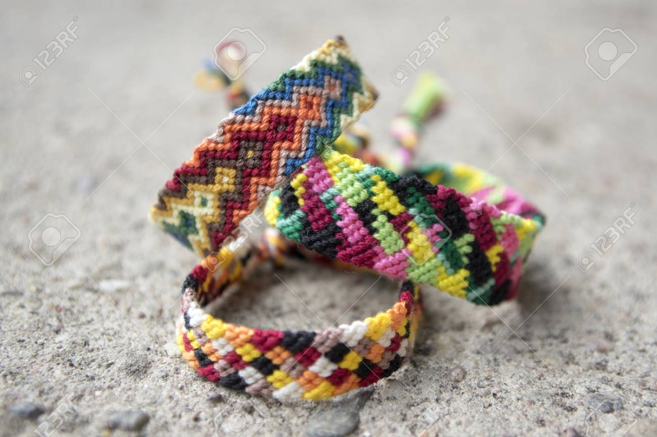 3 簡単な手作り自家製自然な編まれたブレスレット灰色コンクリート背景 虹の色 市松模様の友好の の写真素材 画像素材 Image