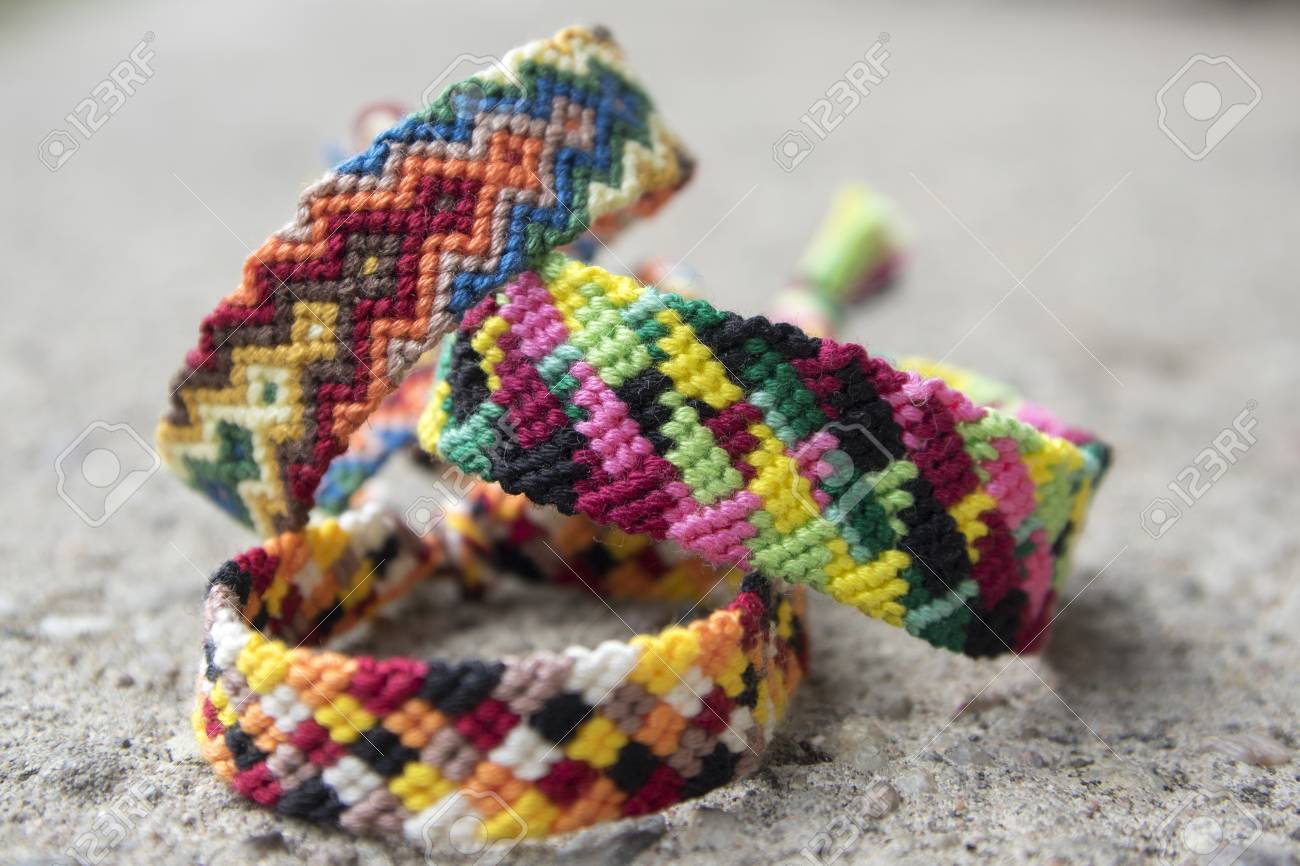 3 簡単な手作り自家製自然な編まれたブレスレット灰色コンクリート背景 虹の色 市松模様の友好の の写真素材 画像素材 Image