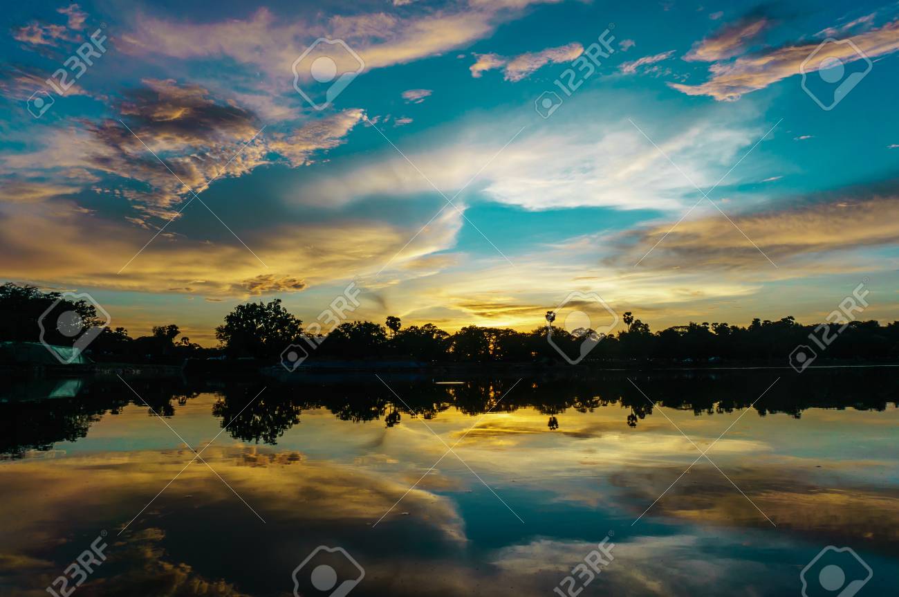 夕日のビューは アンコール ワット シェムリ アップ カンボジアの川前面に反映させます の写真素材 画像素材 Image