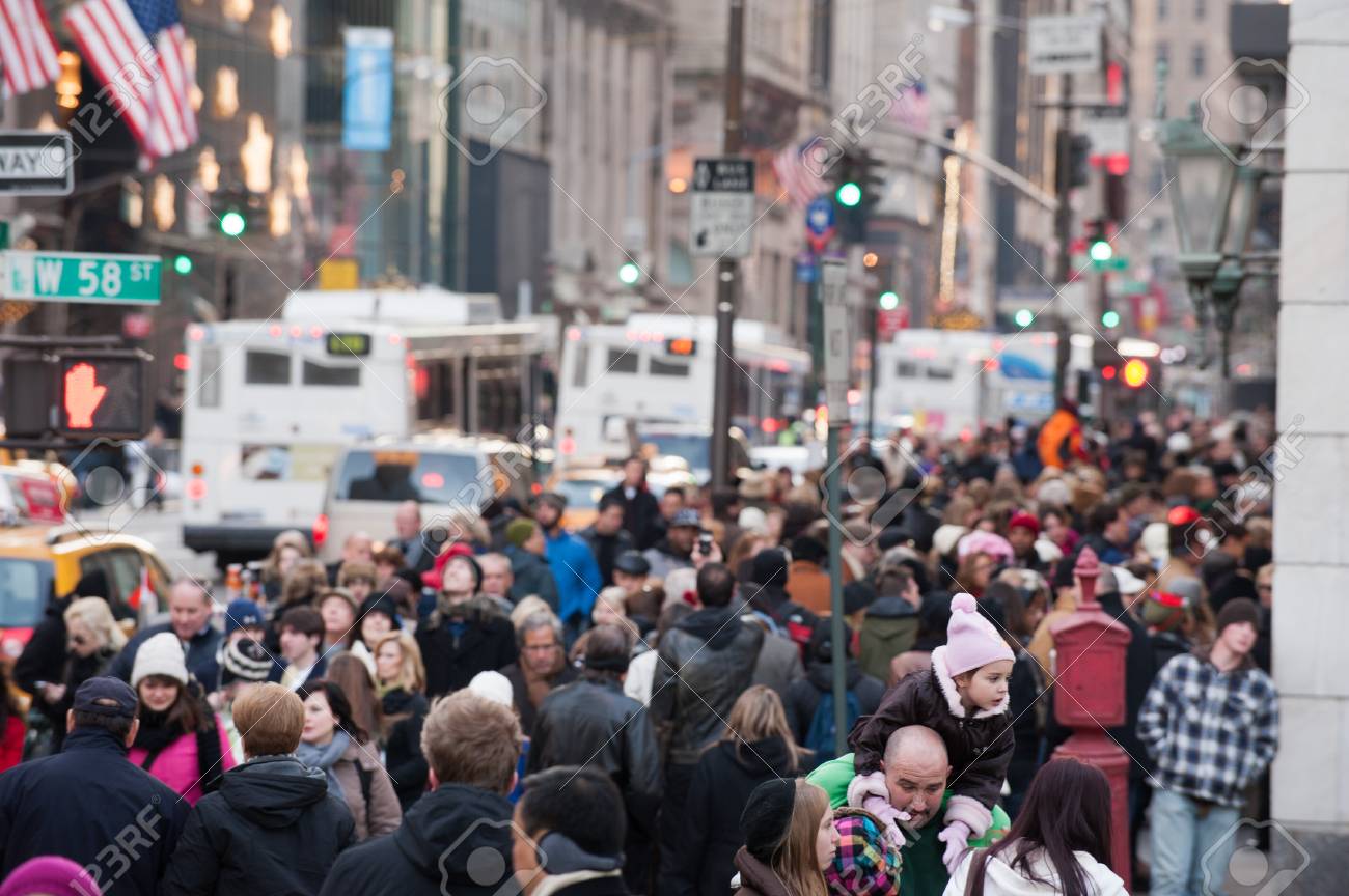 Nueva York Ee Uu 11 De Diciembre De 11 Calles De La Ciudad Estan Llenas De Gente Para La Navidad En Las Calles De Manhattan Fotos Retratos Imagenes Y Fotografia De