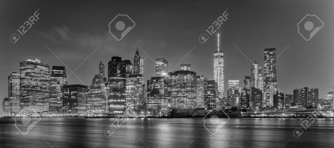 B W でダンボ ブルックリンからニューヨークのマンハッタンの夜景 の写真素材 画像素材 Image