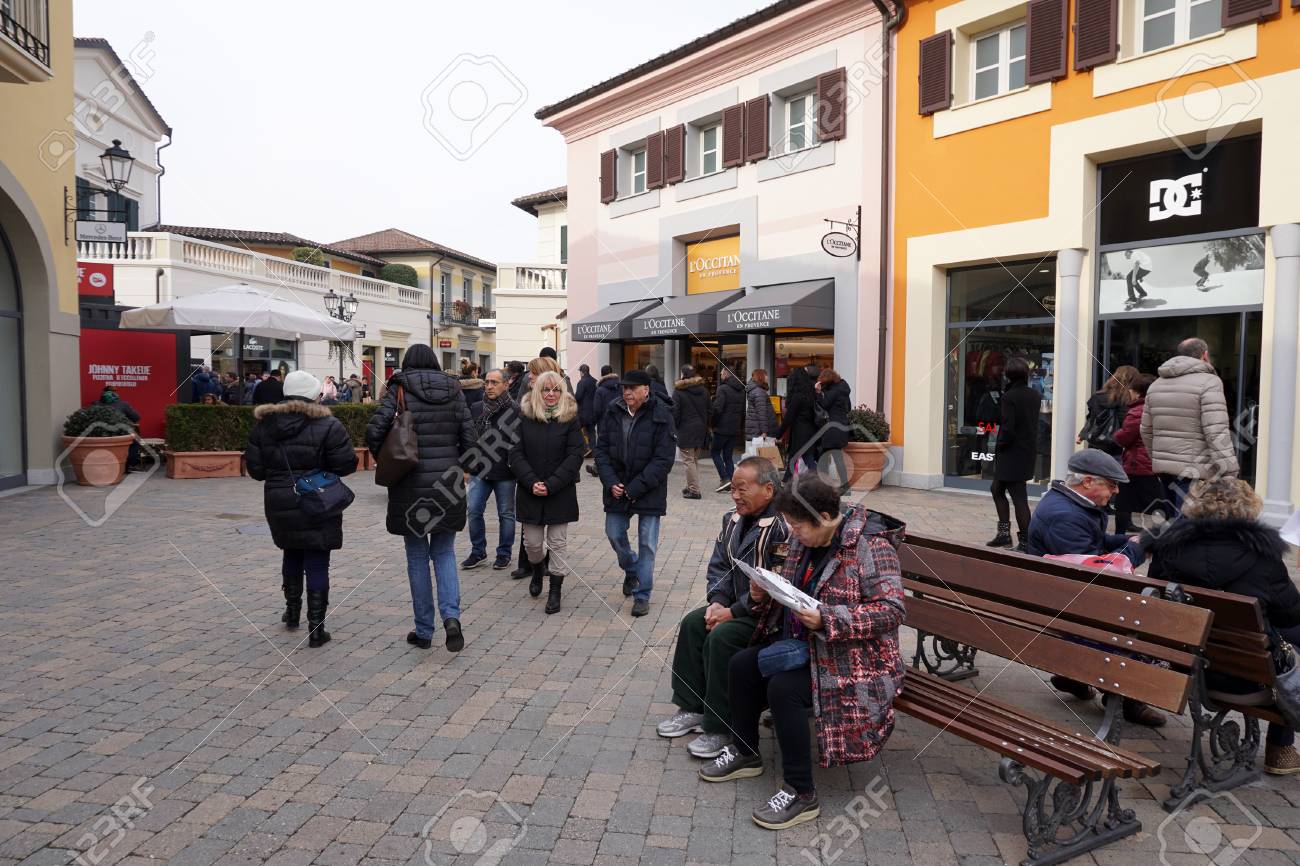 Serravalle Scrivia Italy January 15 2018 Lot Of People Buying
