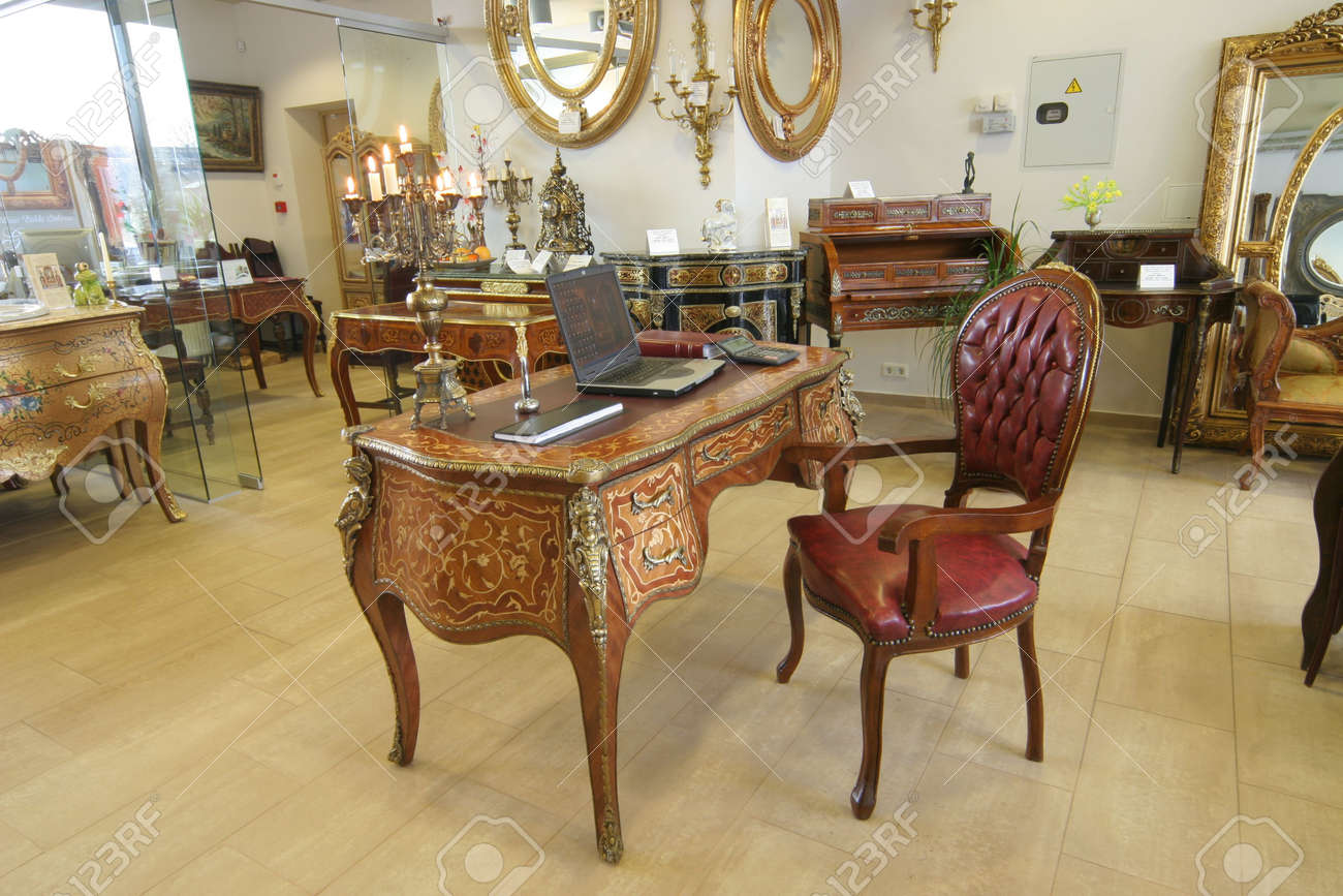 ただし美しい昔の家具やディテール アンティーク 植民地時代 デスク の写真素材 画像素材 Image