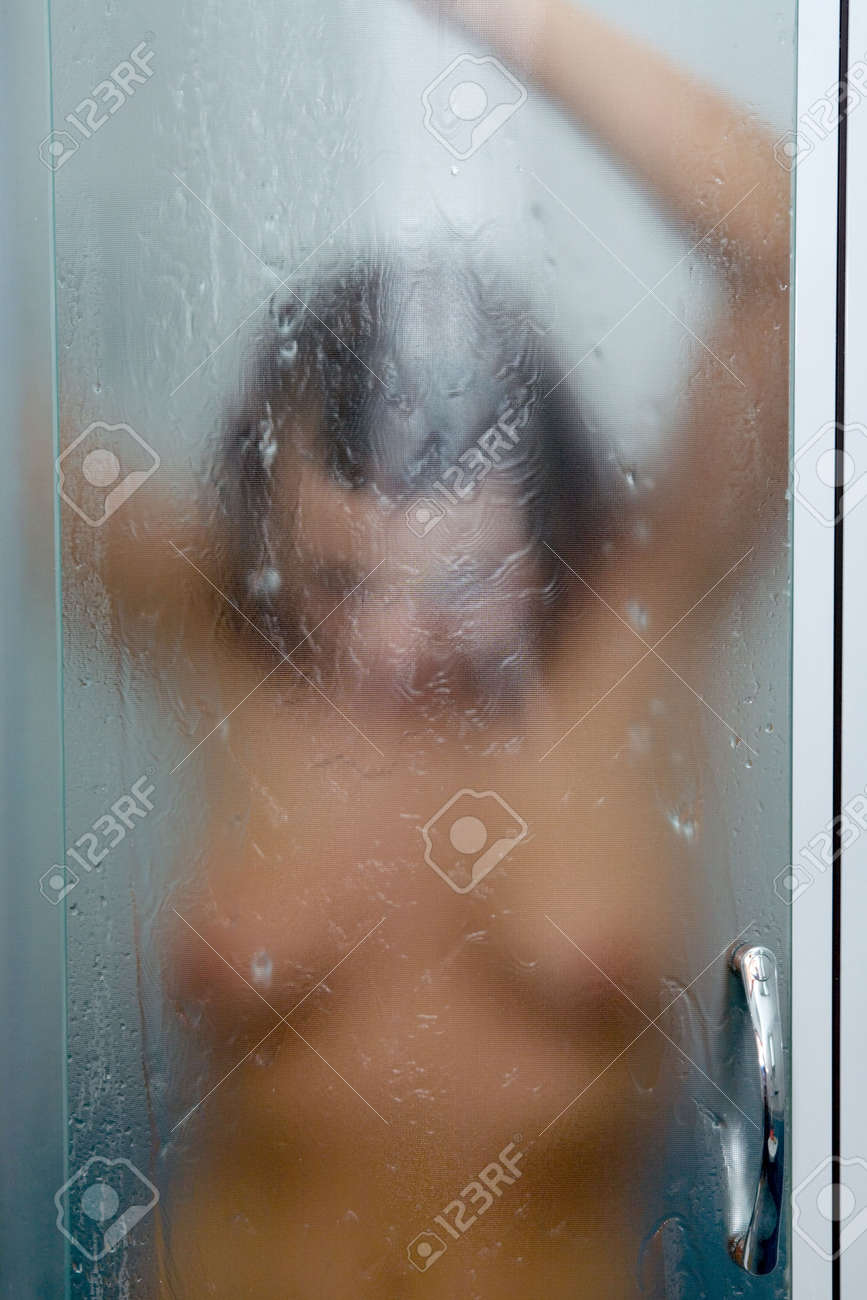 Nackte Frau Nimmt Ein Erfrischendes Bad Im Freien Nackte Frau Nimmt Ein Erfrischendes Bad Im Freien
