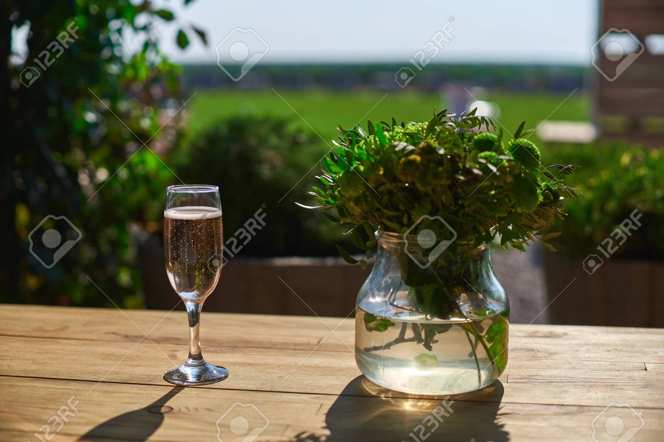 Verre Avec Du Champagne Sur Une Table En Bois Terrasse Journee Ensoleillee Banque D Images Et Photos Libres De Droits Image