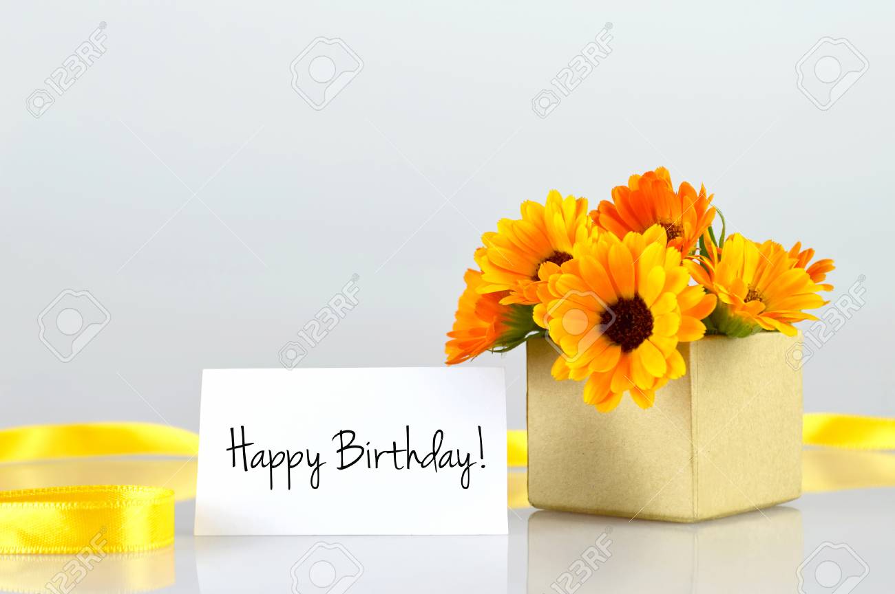Carte De Joyeux Anniversaire Et Fleurs De Souci Placées Dans Une Boîte Cadeau
