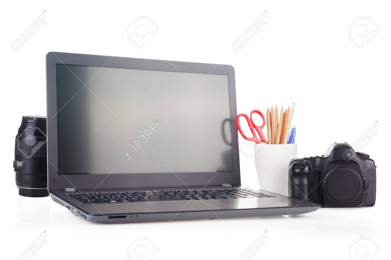 Arbeitsplatz Mit Laptop Und Kameraausrustung Gegenstande Auf Dem Lokalisierten Weissen Hintergrund Mit Beschneidungspfad Und Kopienraum Lizenzfreie Fotos Bilder Und Stock Fotografie Image
