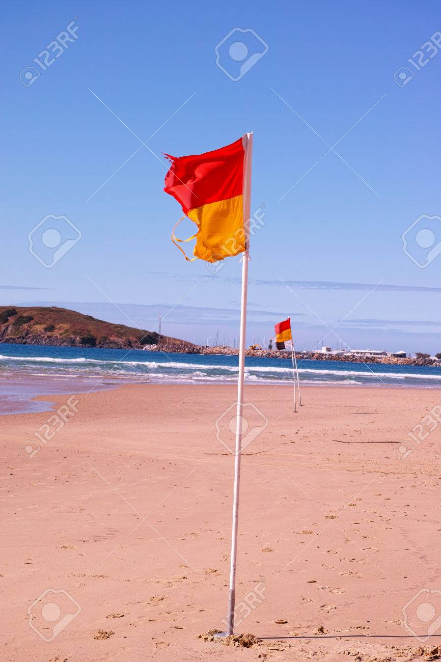 オーストラリアのビーチでビーチの国旗の赤と黄色赤と黄色の旗 ライフガードの標識です コフス ハーバー オーストラリア海岸のライフガード フラグ の写真素材 画像素材 Image