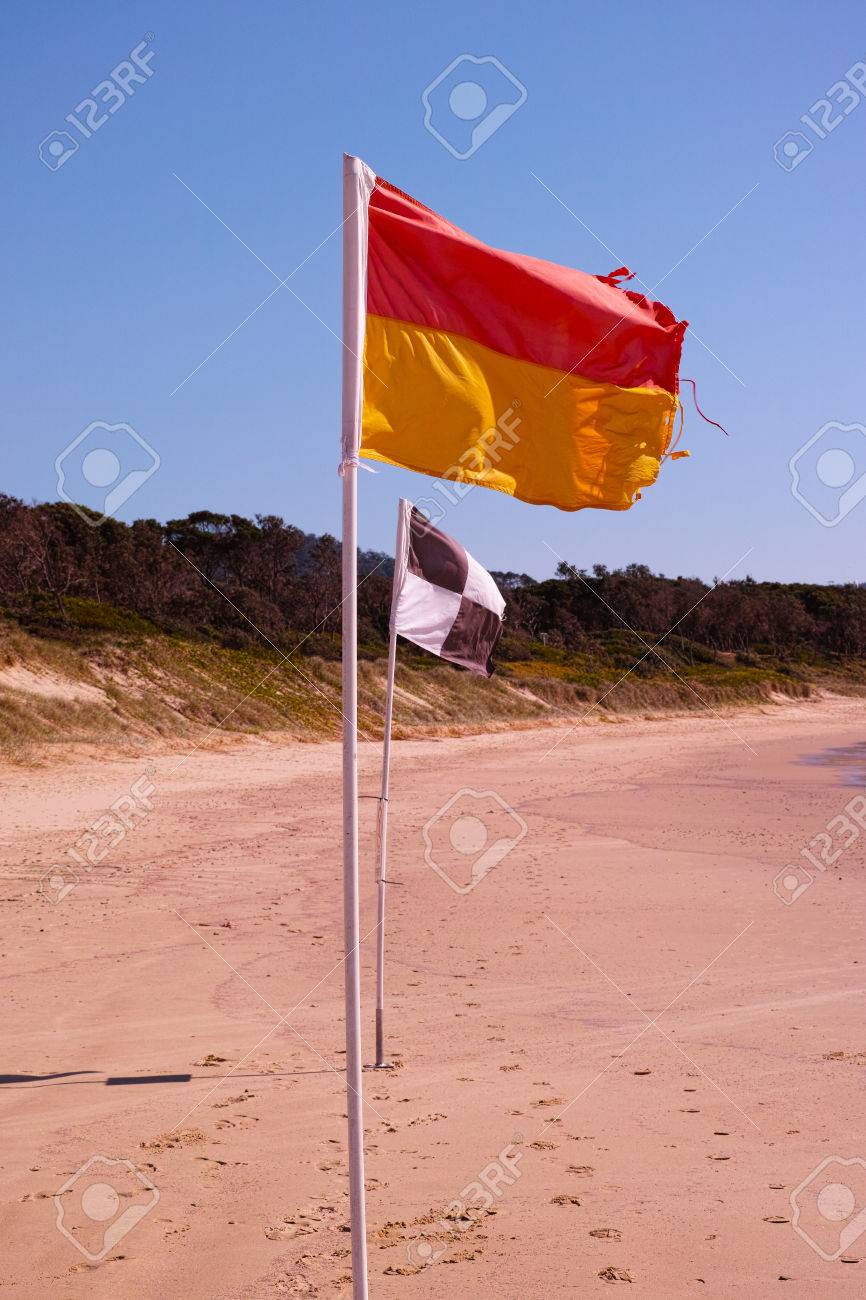オーストラリアのビーチでビーチ フラグ 赤と黄色の旗 黒と白の旗 命の恩人の兆候 コフス ハーバー オーストラリア海岸のライフガード フラグ の写真素材 画像素材 Image
