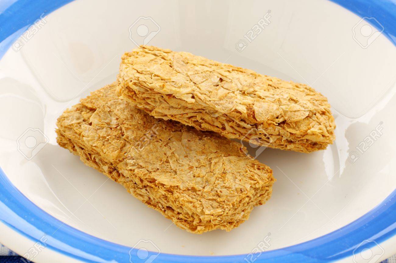 象徴的なオーストラリアの朝食用シリアル Weet Bix は ボウルでお召し上がりいただけます の写真素材 画像素材 Image