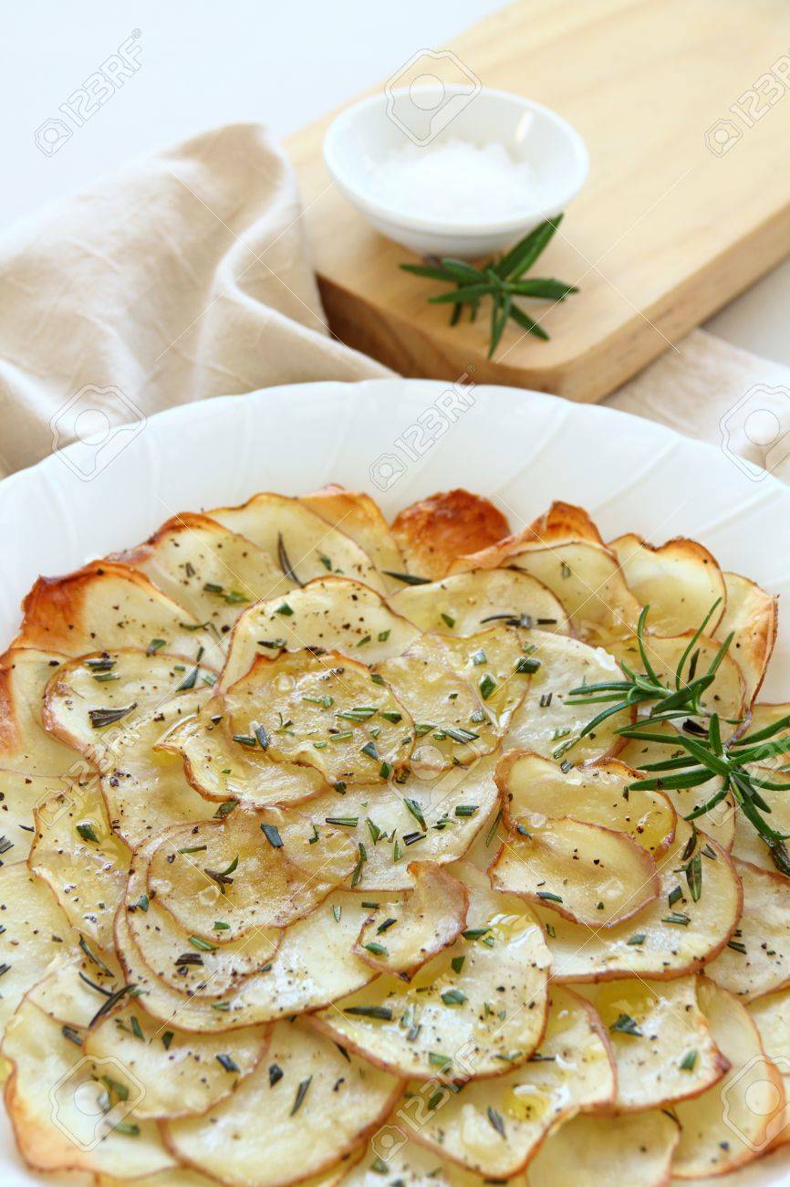 おいしいカリカリ焼きポテトチップス ローズマリーと海塩を提供する準備ができました の写真素材 画像素材 Image