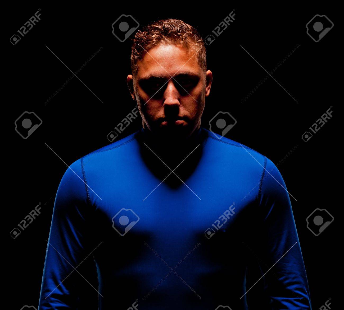 彼の顔彼の機能彼を後ろから押すこと光を隠すことが彼の体をアウトライン上にキャストされる影に立っている男の概要 の写真素材 画像素材 Image