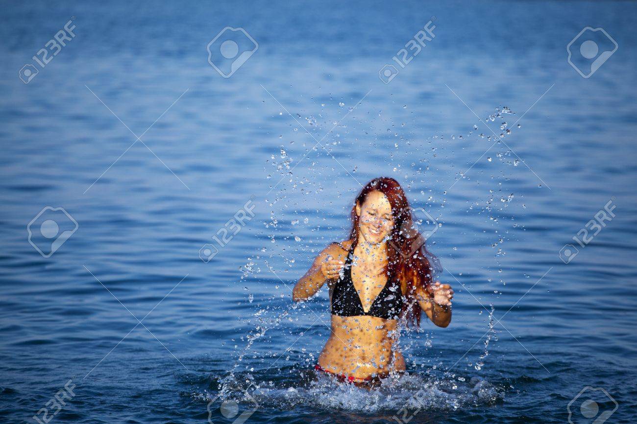 Junge Frau spritzt Junge Frau spritzt