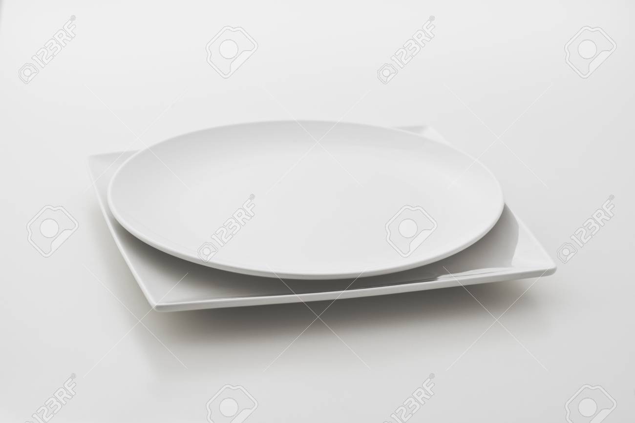 22006132-imagen-de-un-plato-vac%C3%ADo-redondo-y-cuadrado.jpg