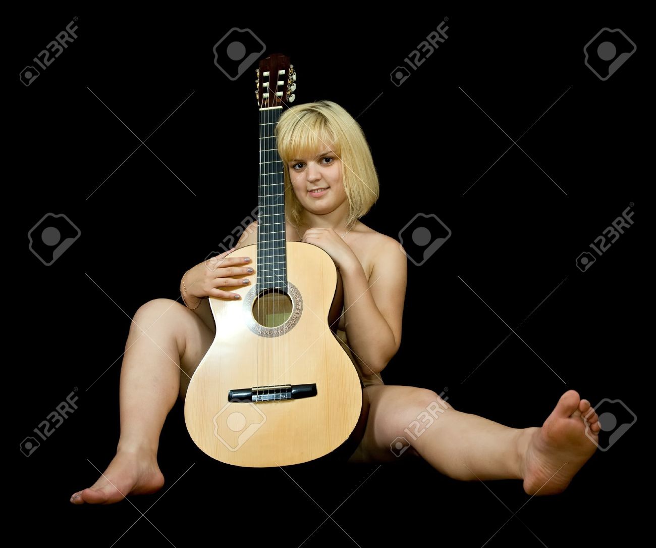 Chica Desnuda Con Guitarra Acústica En Fondo Negro Fotos, retratos,  imágenes y fotografía de archivo libres de derecho. Image 9854650