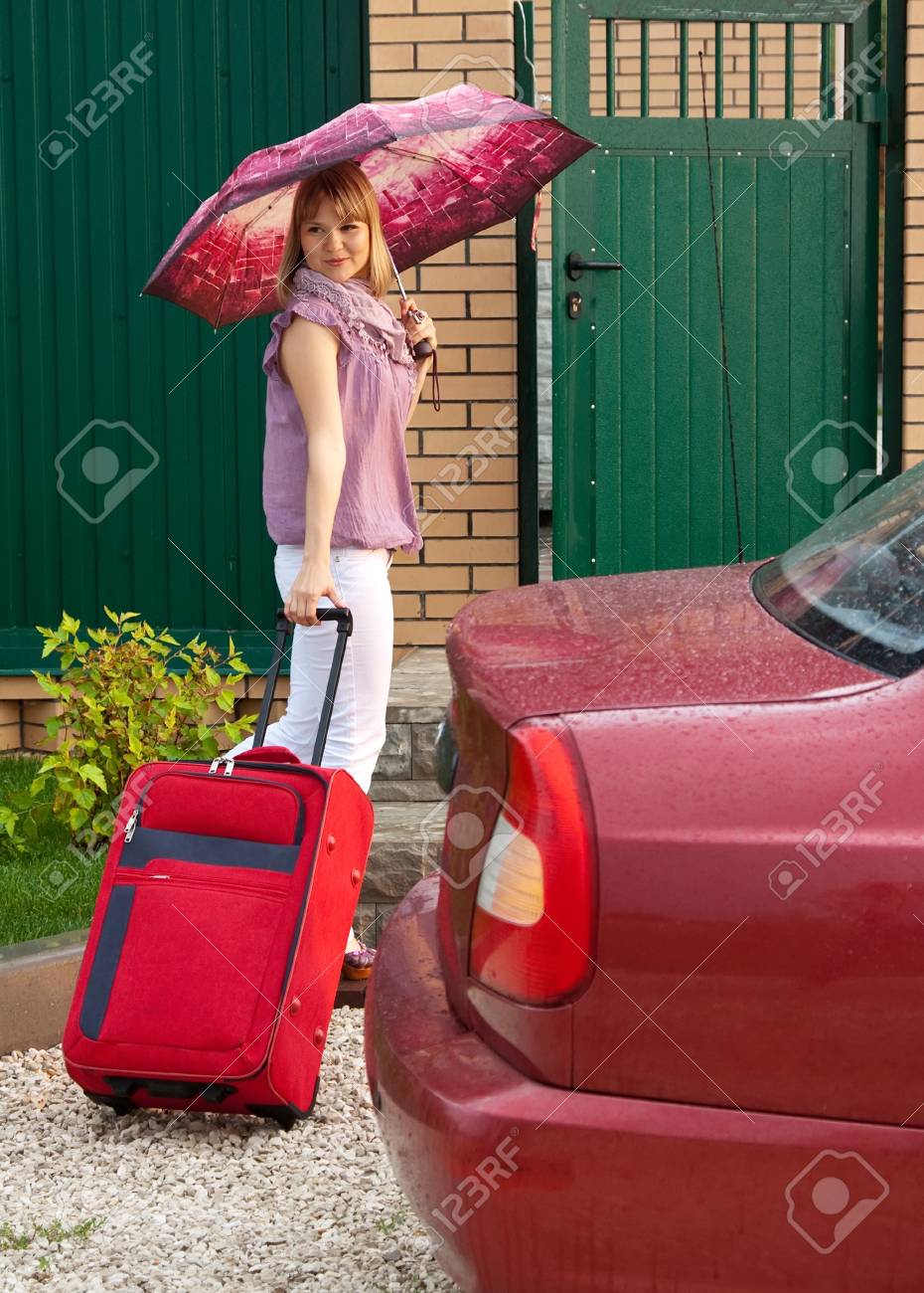 スーツケースと金髪の女性は彼女の家に行く の写真素材 画像素材 Image 10333838