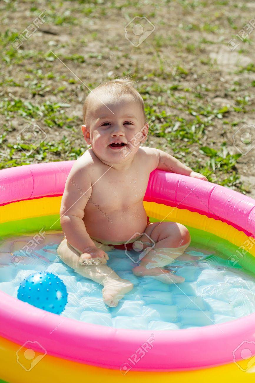 Natación Bebés Felices En Piscina Para Niños Inflable En El Jardín Fotos, Retratos, Imágenes Y Fotografía De Archivo Libres De Derecho. Image 11636196.