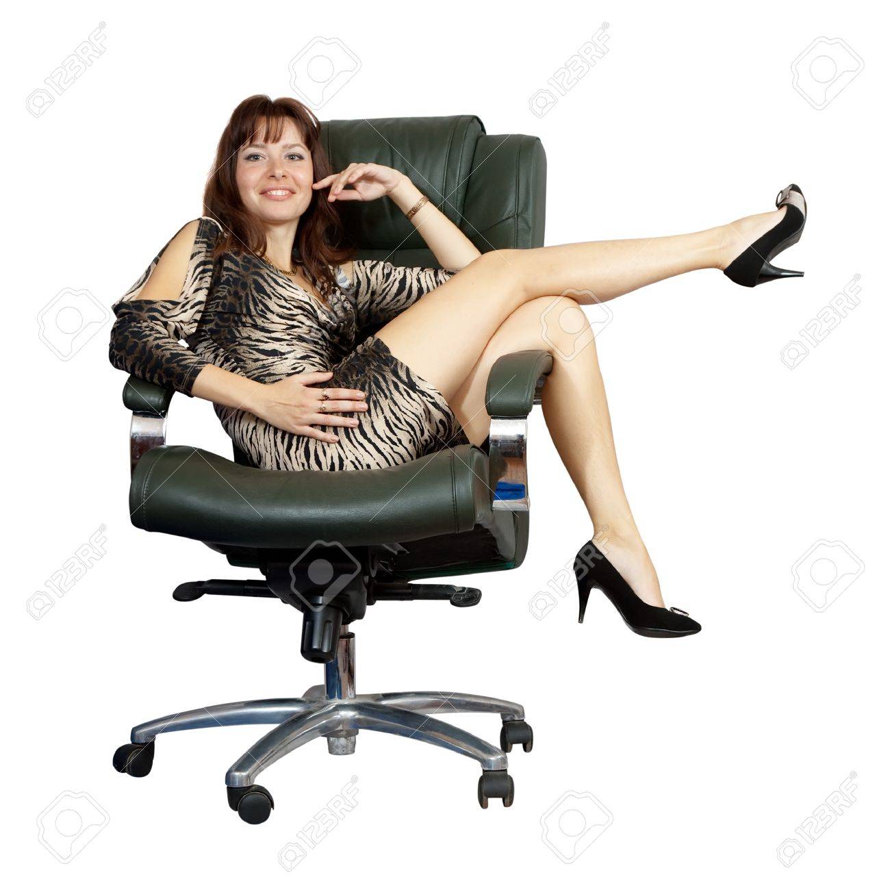 сидячая женщина на табурете. жен на стуле. женщина на стуле разрез. жен на стуле. крупные красивые женщины на кресле.