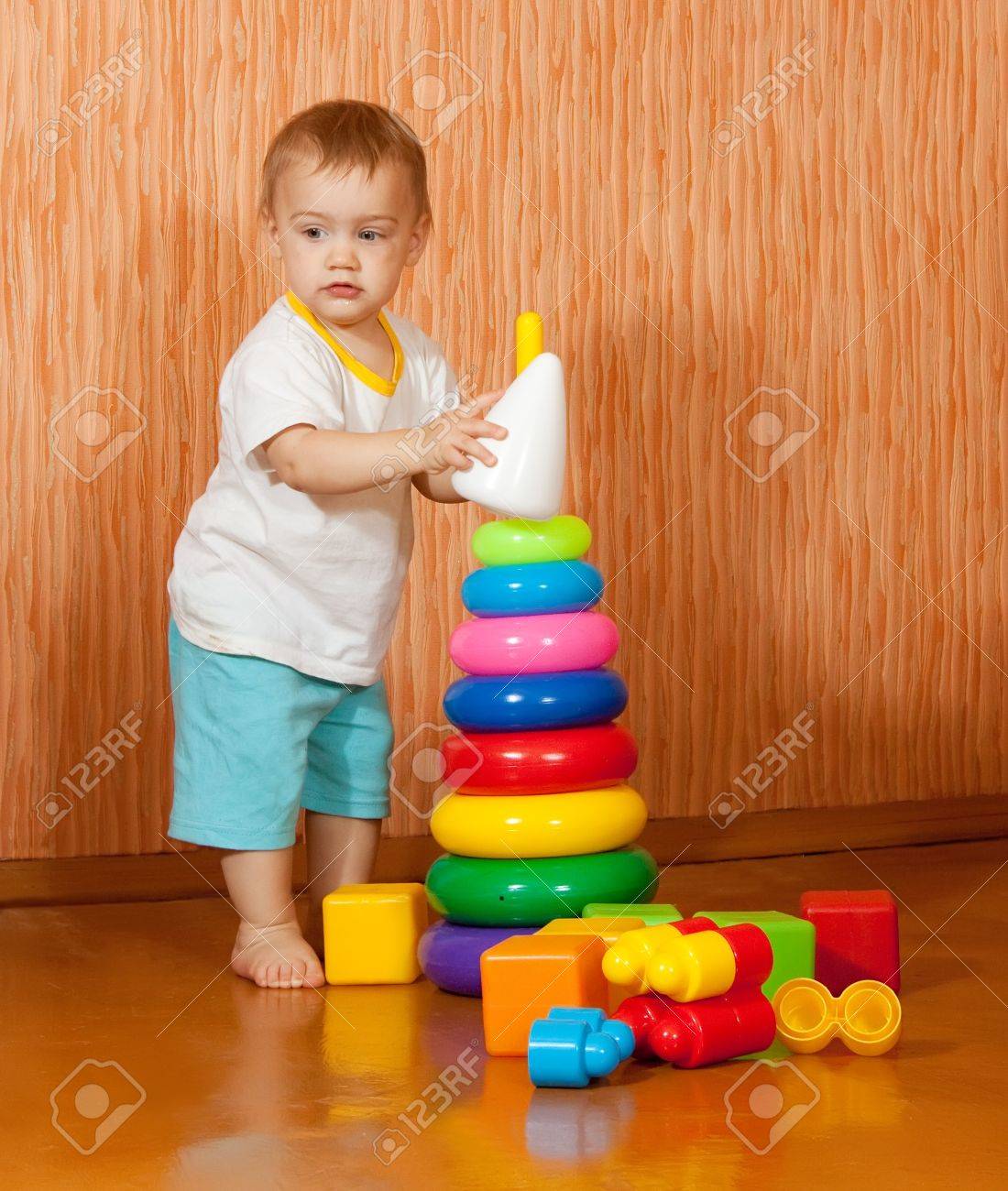 Bebe Joue Avec Des Jouets A L Interieur La Maison Banque D Images Et Photos Libres De Droits Image