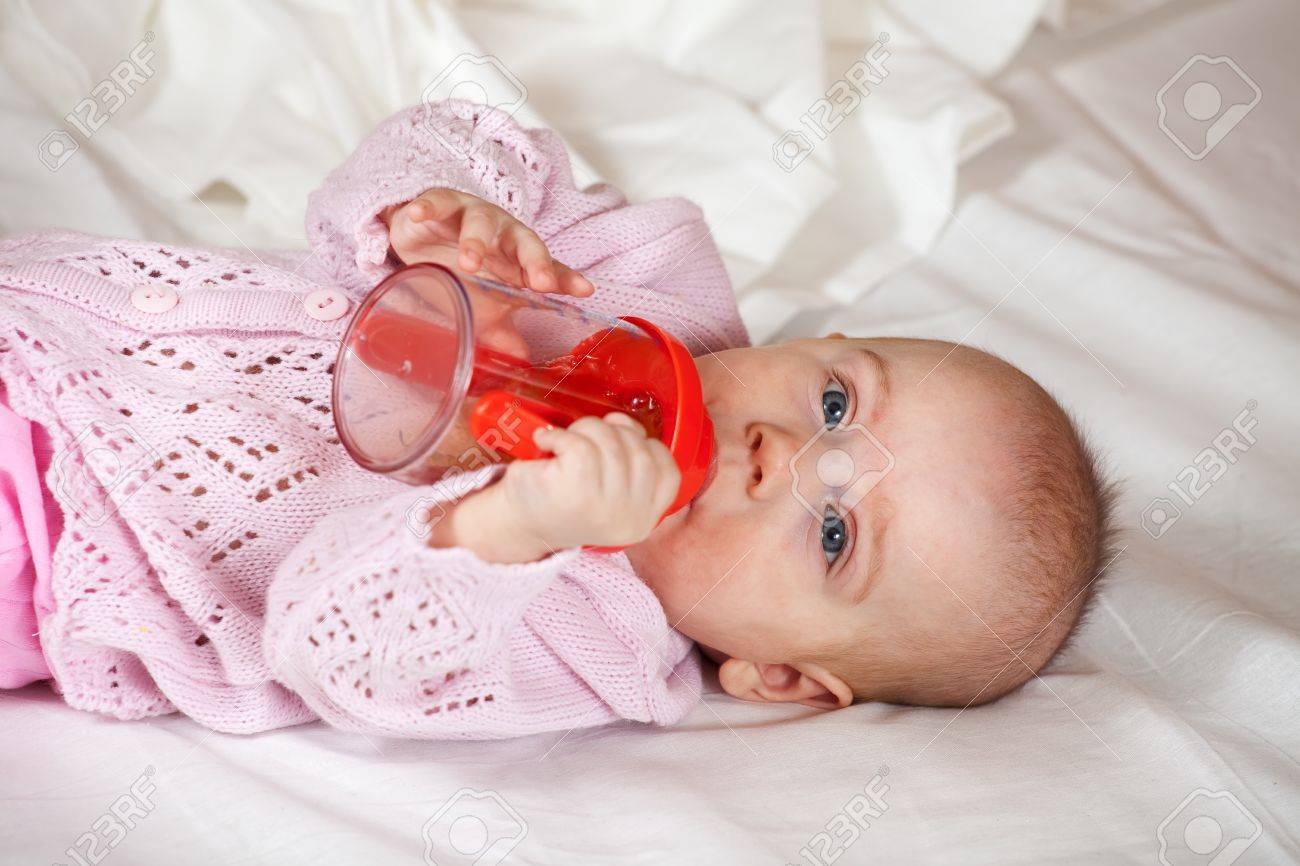 Bebe Fille De 5 Mois Biberon Witn Sur Feuille Blanche Banque D Images Et Photos Libres De Droits Image Bebe Fille De 5 Mois Biberon Witn Sur Feuille Blanche Banque D Images Et Photos Libres De Droits Image