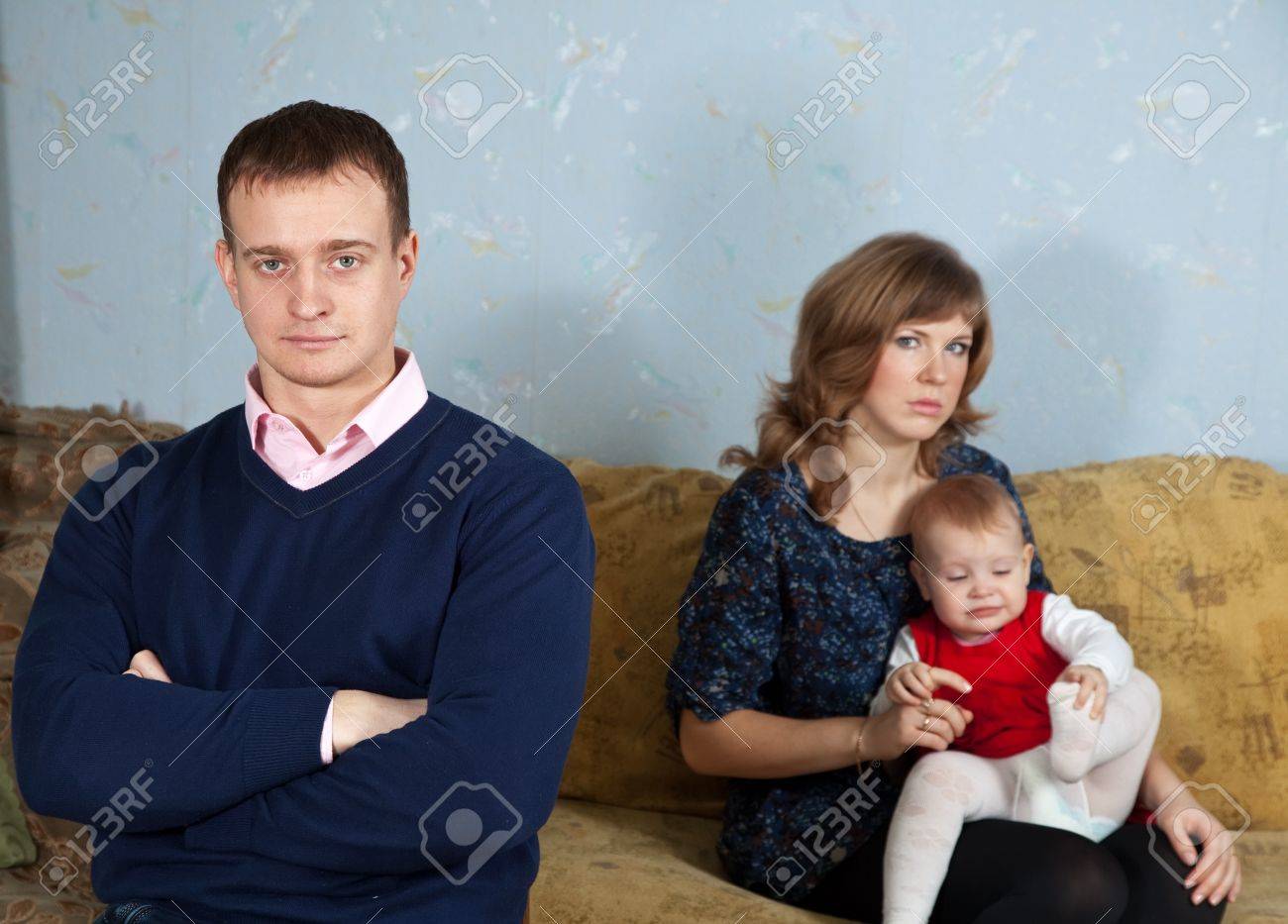 若い家族の家で喧嘩の後 の写真素材 画像素材 Image 1223