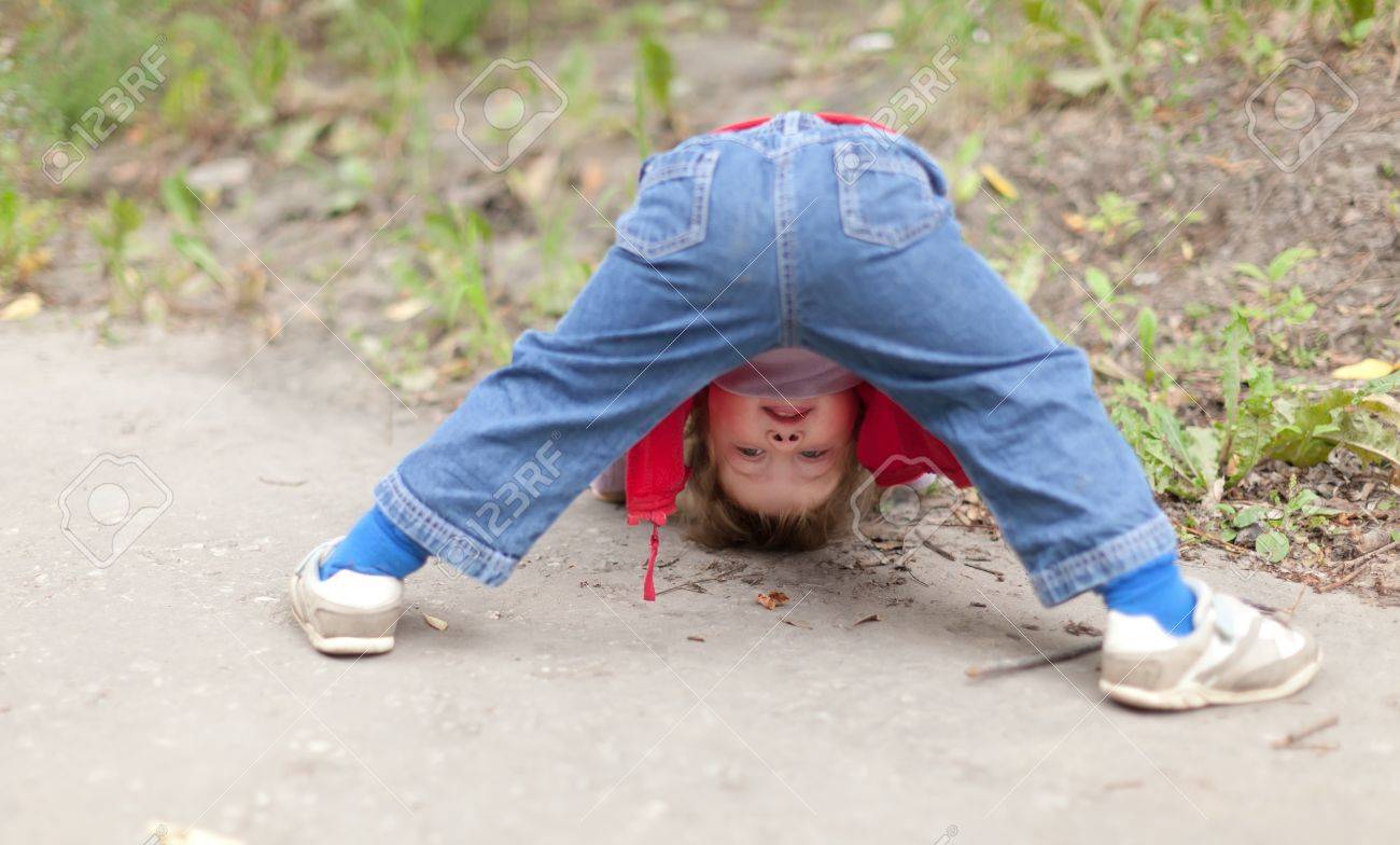 2 年間の赤ちゃん女の子逆さま通りで遊ぶ の写真素材 画像素材 Image
