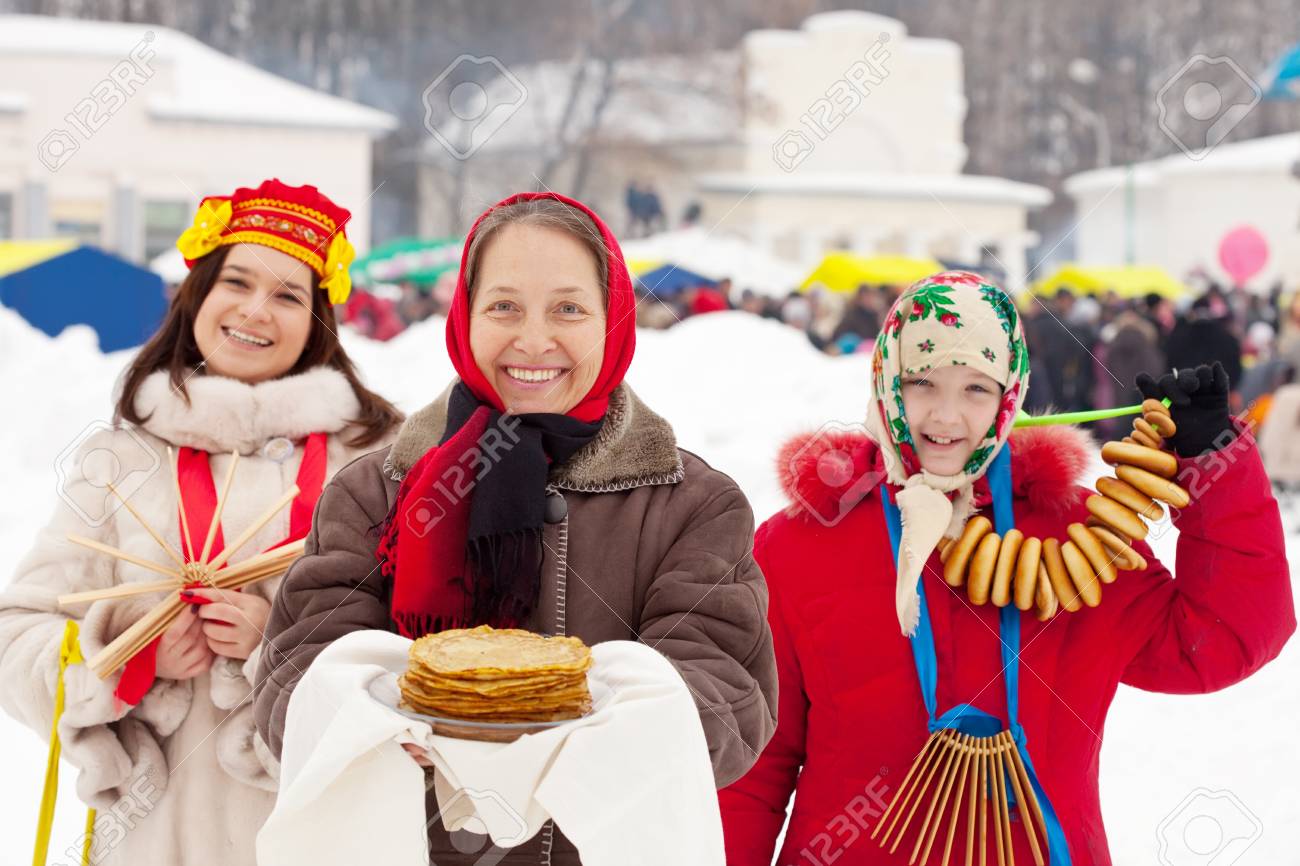 ロシアで節の中にパンケーキと熟女 の写真素材 画像素材 Image