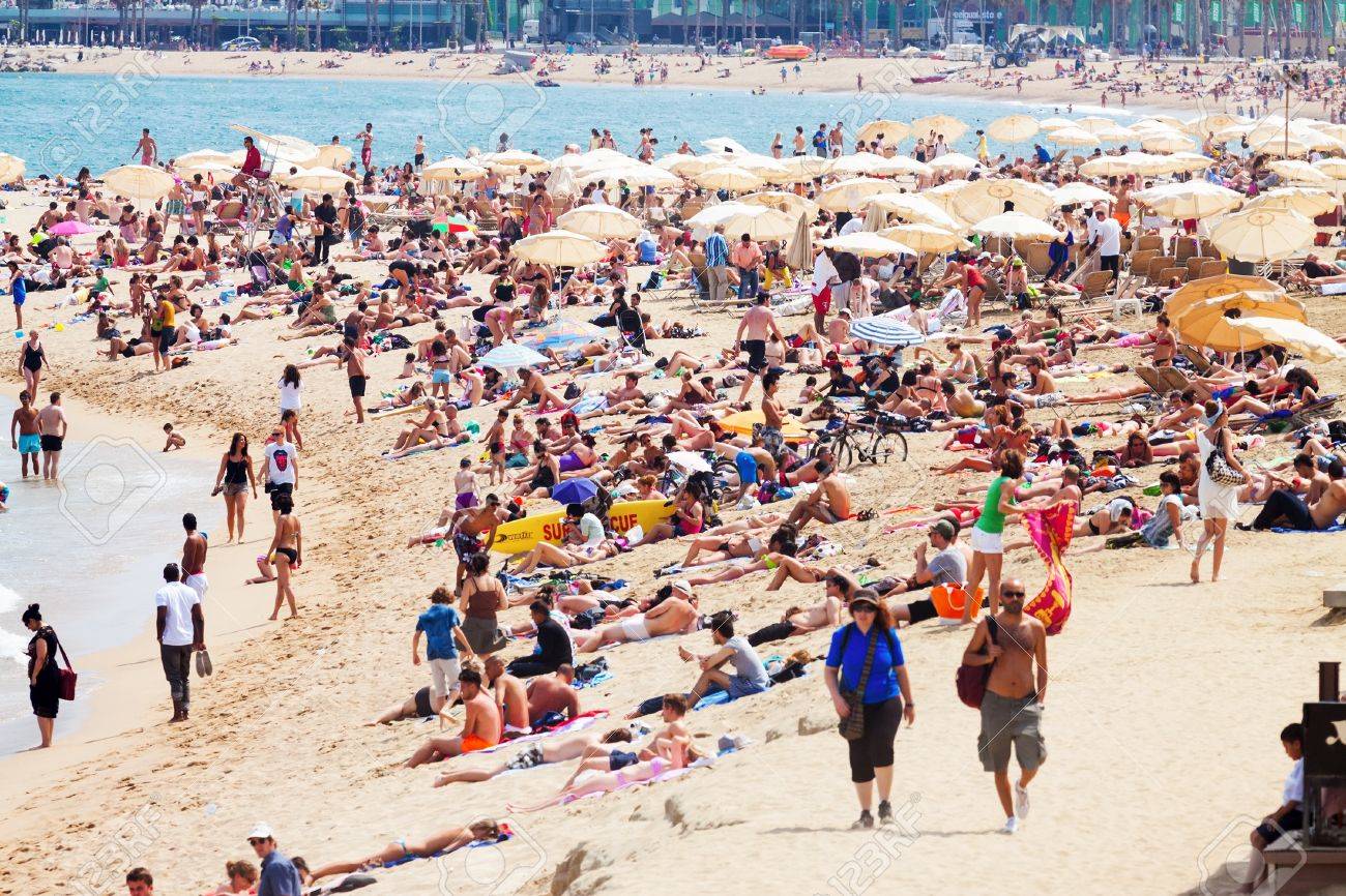 Resultado de imagen de playa gente tomando elsol