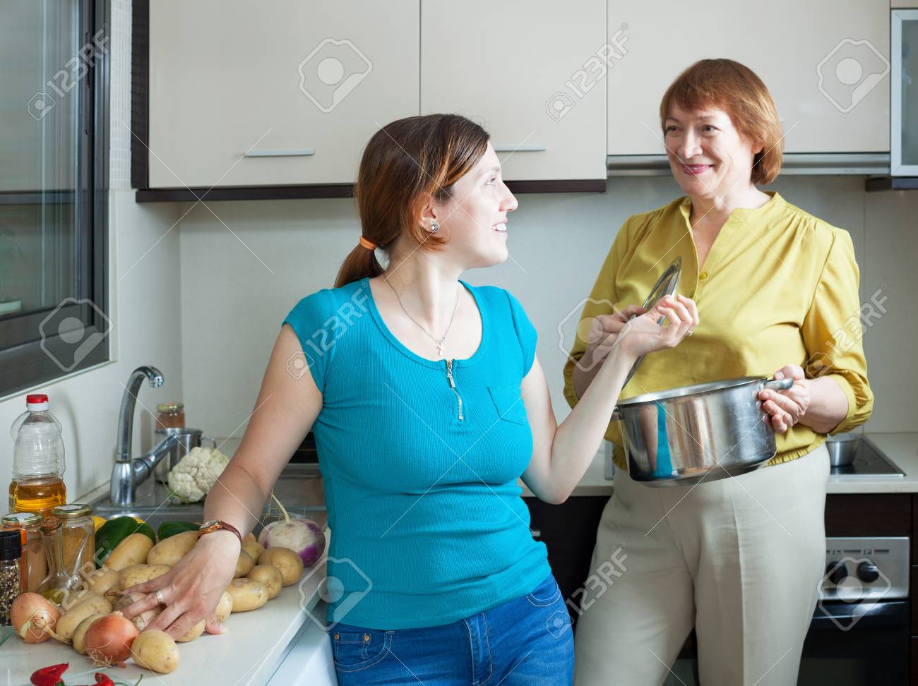 熟女と大人の娘が自宅のキッチンで料理をつくるの写真素材・画像素材 Image 23487058