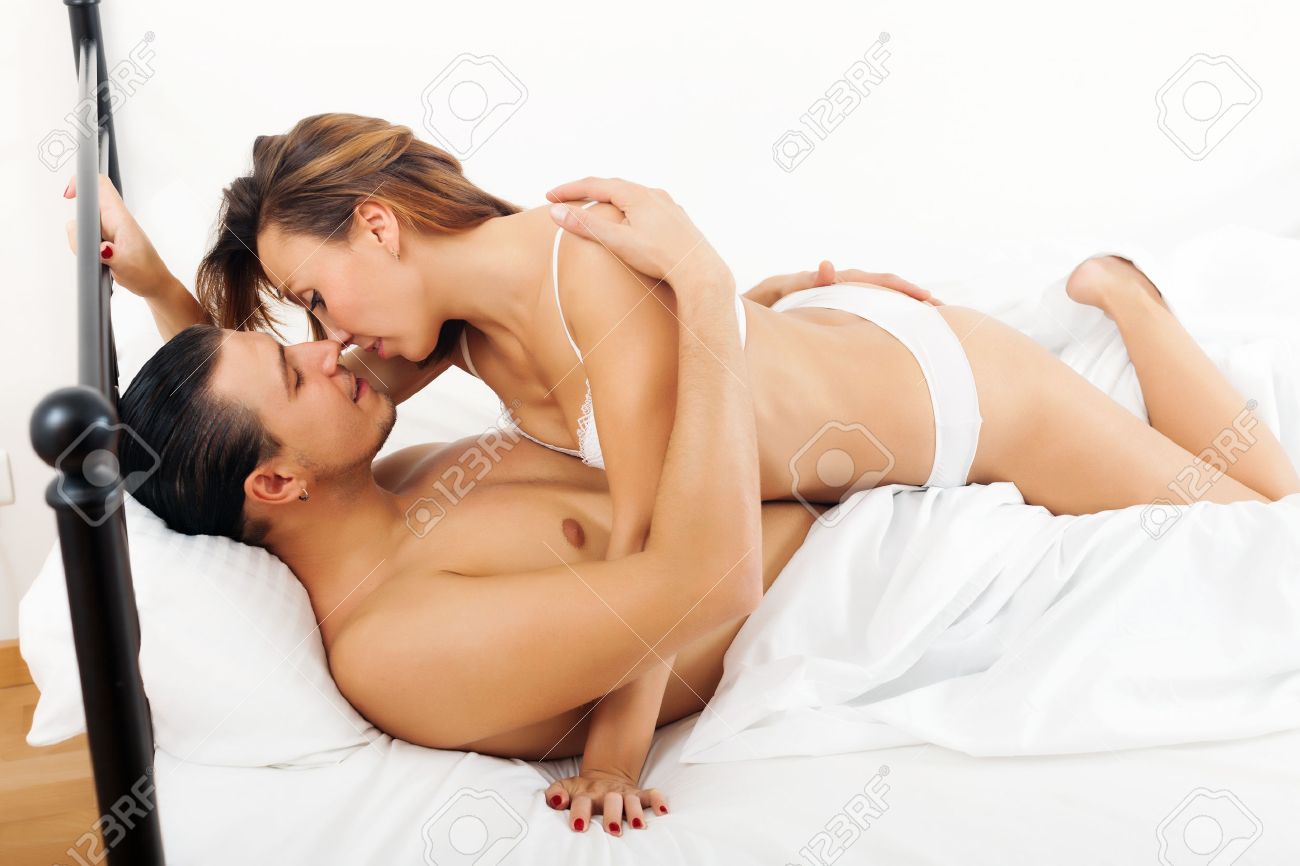 Парень И Девушка Занимаются Сексом На Белом Листе В Постели Фотография,  картинки, изображения и сток-фотография без роялти. Image 24859979