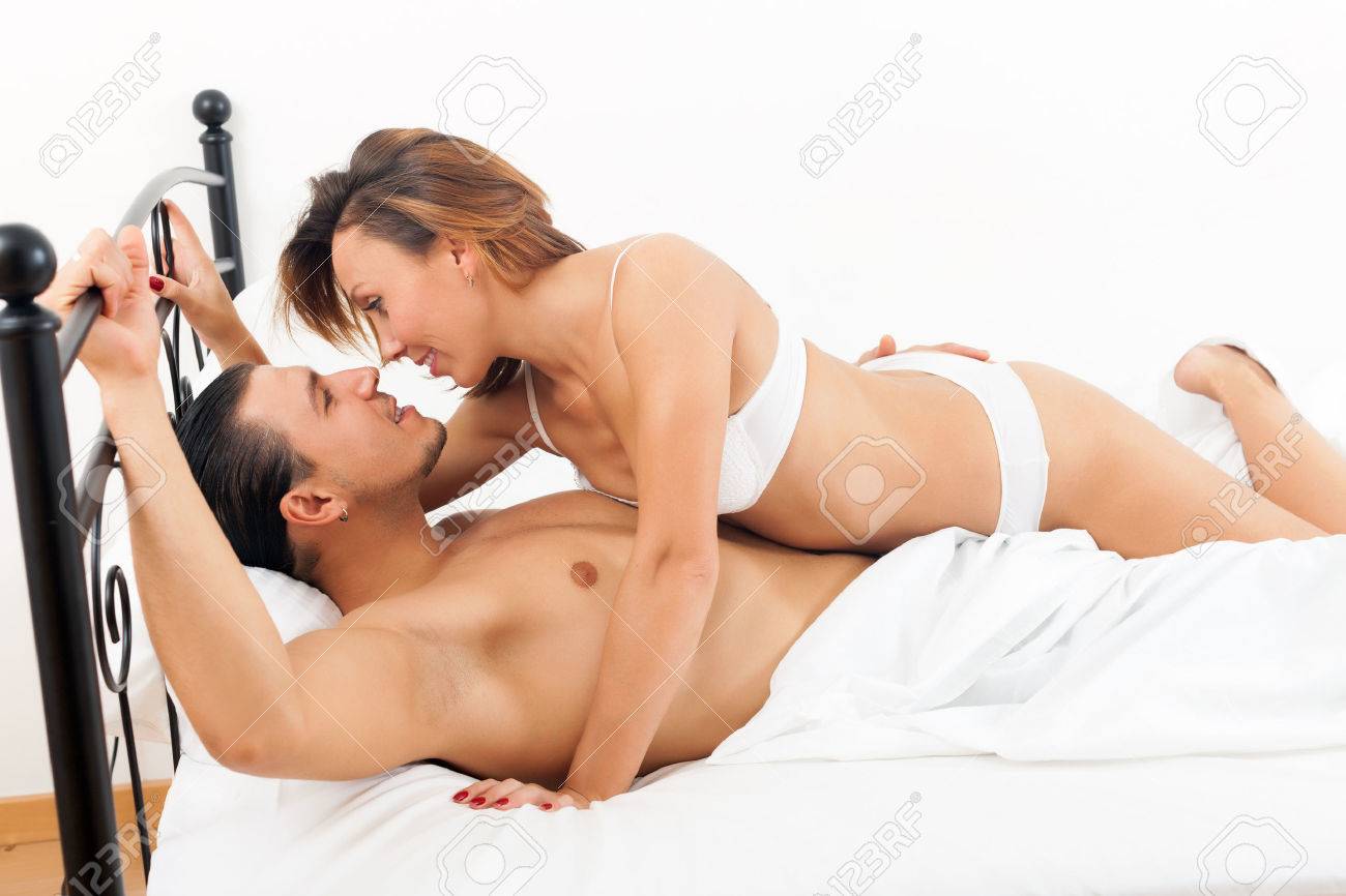 Immagini Stock - Coppia Brunette Fare Sesso A Letto. Image 25214961