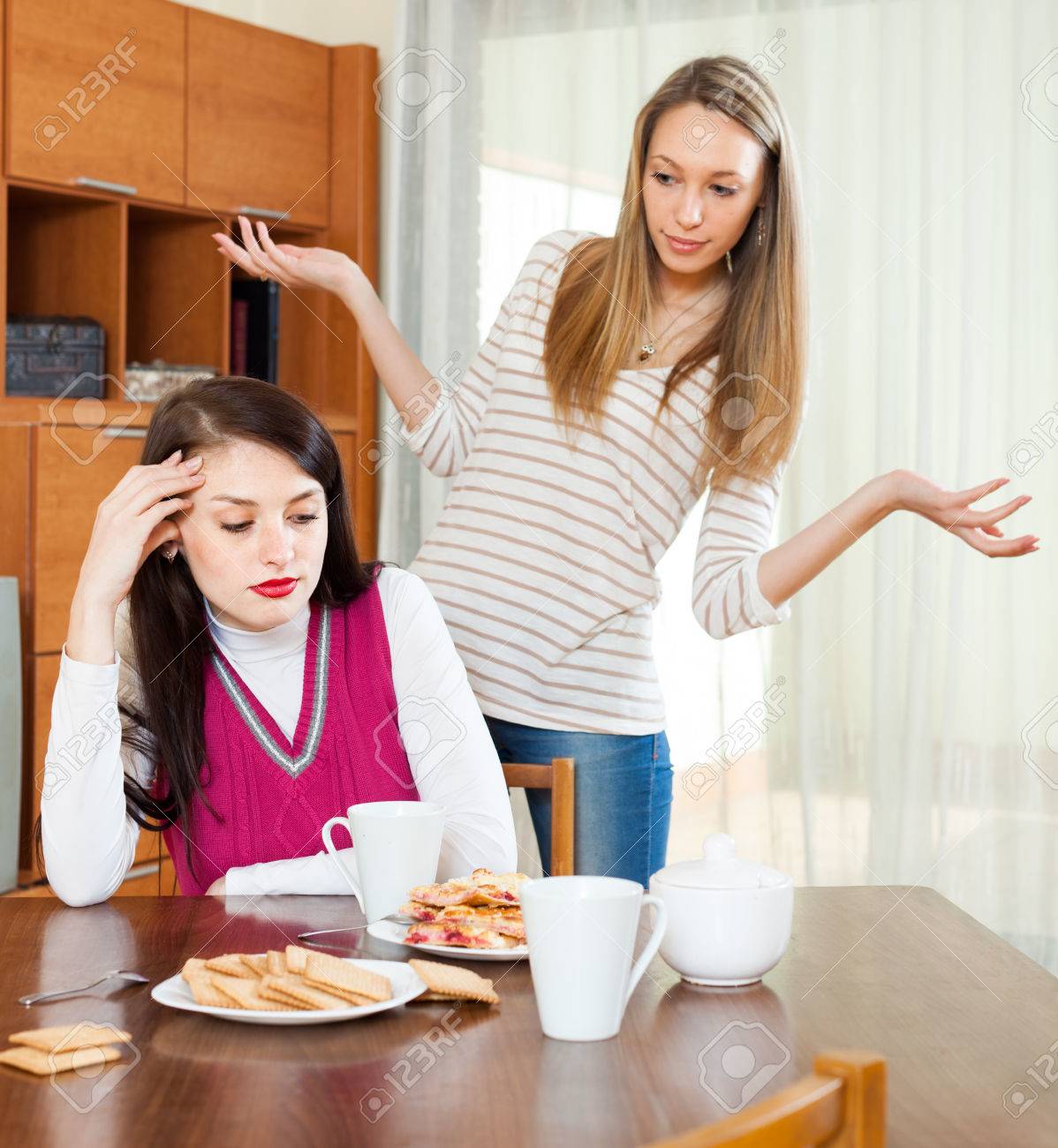 Zwei Frauen Die Streit Uber Tetabelle Im Haus Haben Lizenzfreie
