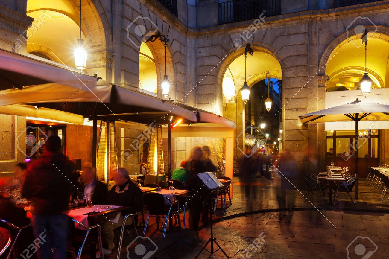 冬の夜のプラツァ通り Reial で街のレストラン バルセロナ の写真素材 画像素材 Image