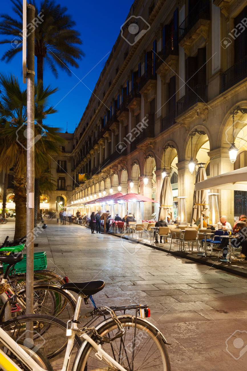 プラツァ通り Reial のレストラン冬の夜景 バルセロナ カタルーニャ の写真素材 画像素材 Image プラツァ通り Reial のレストラン冬の夜景 バルセロナ カタルーニャ の写真素材 画像素材 Image
