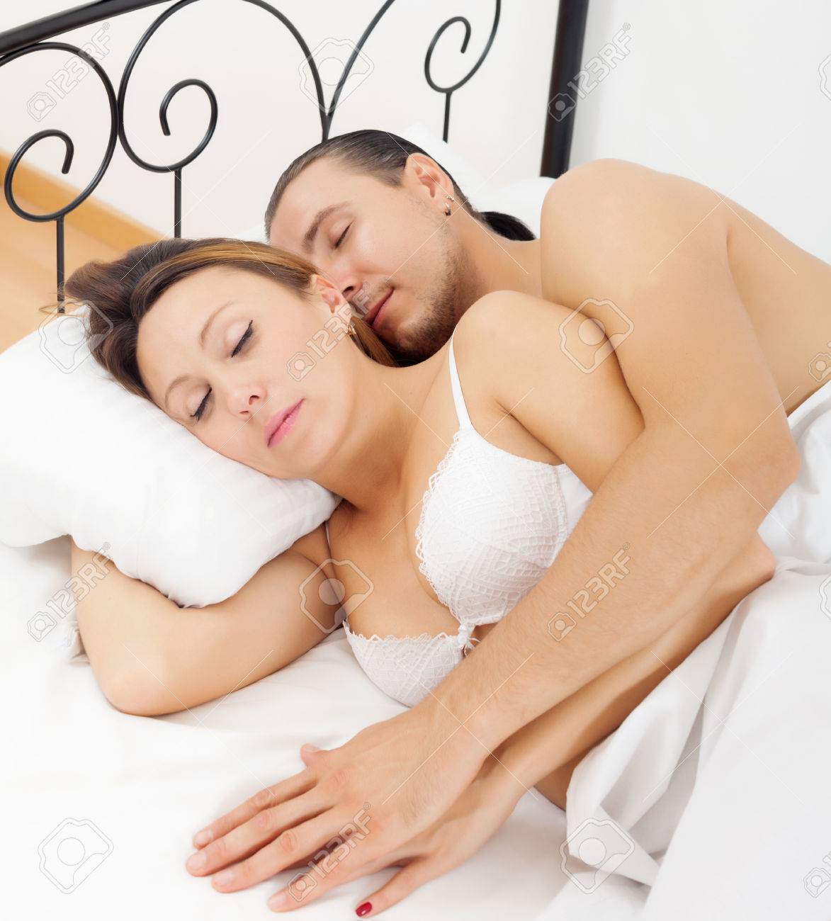 Adulte Couple Dormir Ensemble Sur Le Lit A L Interieur De La Maison Banque D Images Et Photos Libres De Droits Image Adulte Couple Dormir Ensemble Sur Le Lit A L Interieur De La Maison Banque D Images Et Photos Libres De Droits Image
