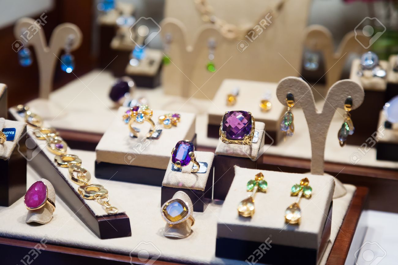 De Oro Con Piedras Preciosas En Escaparate De La Tienda De Joyería Fotos, Retratos, Imágenes Y Fotografía De Libres De Derecho. 28177952.