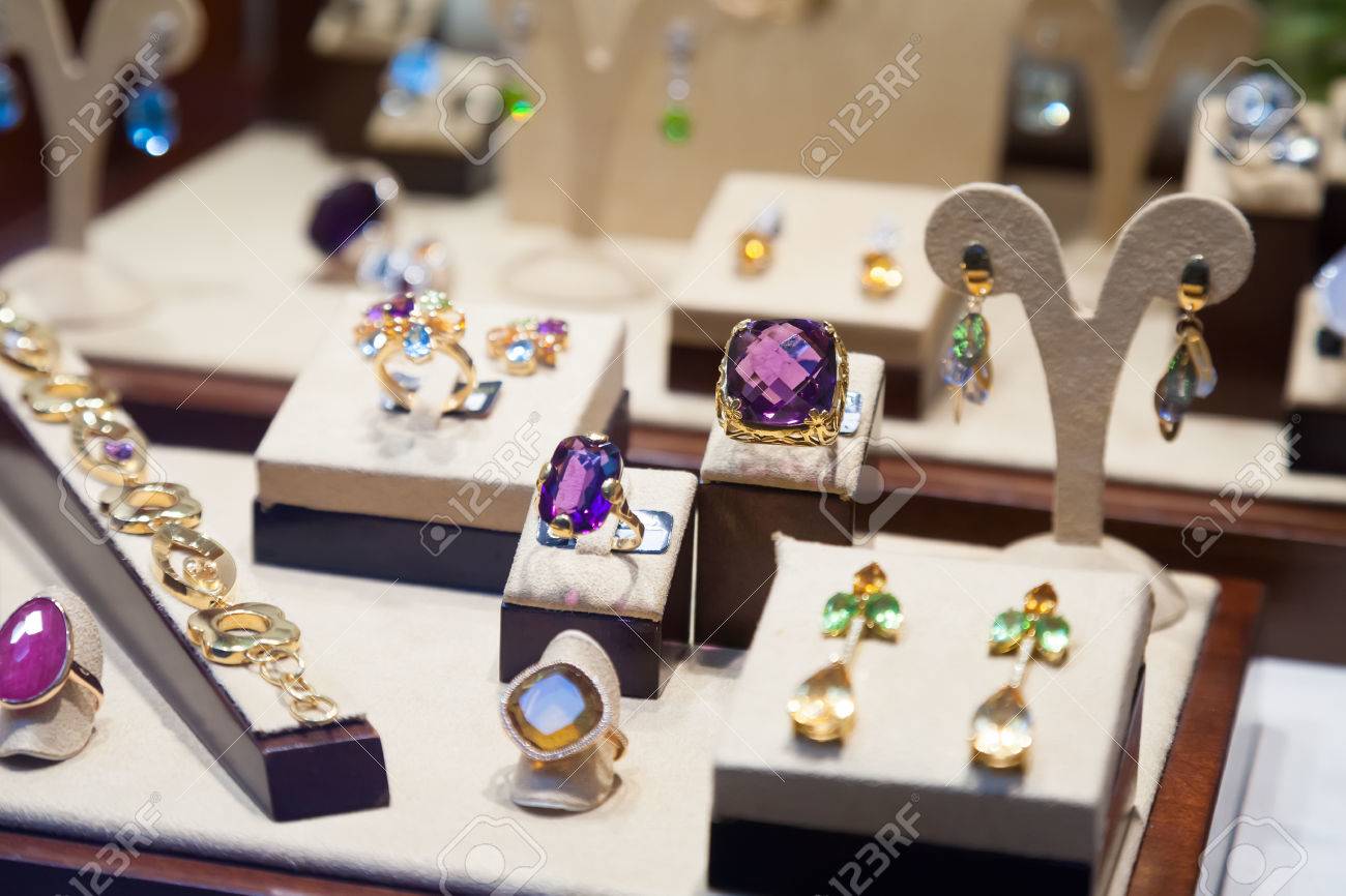 Anillos Con Gemas En Joyería De Contador En La Tienda Fotos, Retratos, Y Fotografía De Archivo Libres De Derecho. Image