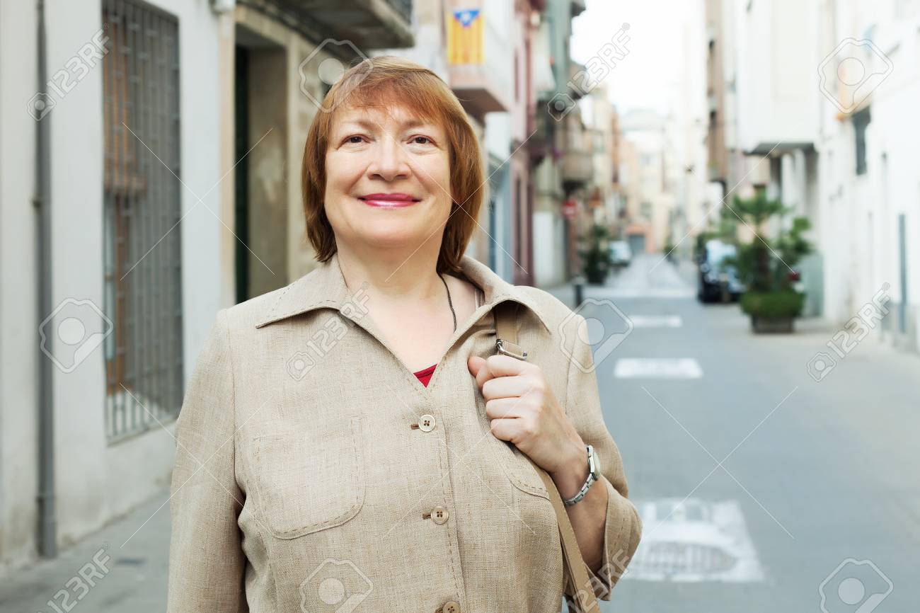 街 熟女 ヨーロッパの街で笑顔の熟女の肖像の写真素材・画像素材 Image 30930563