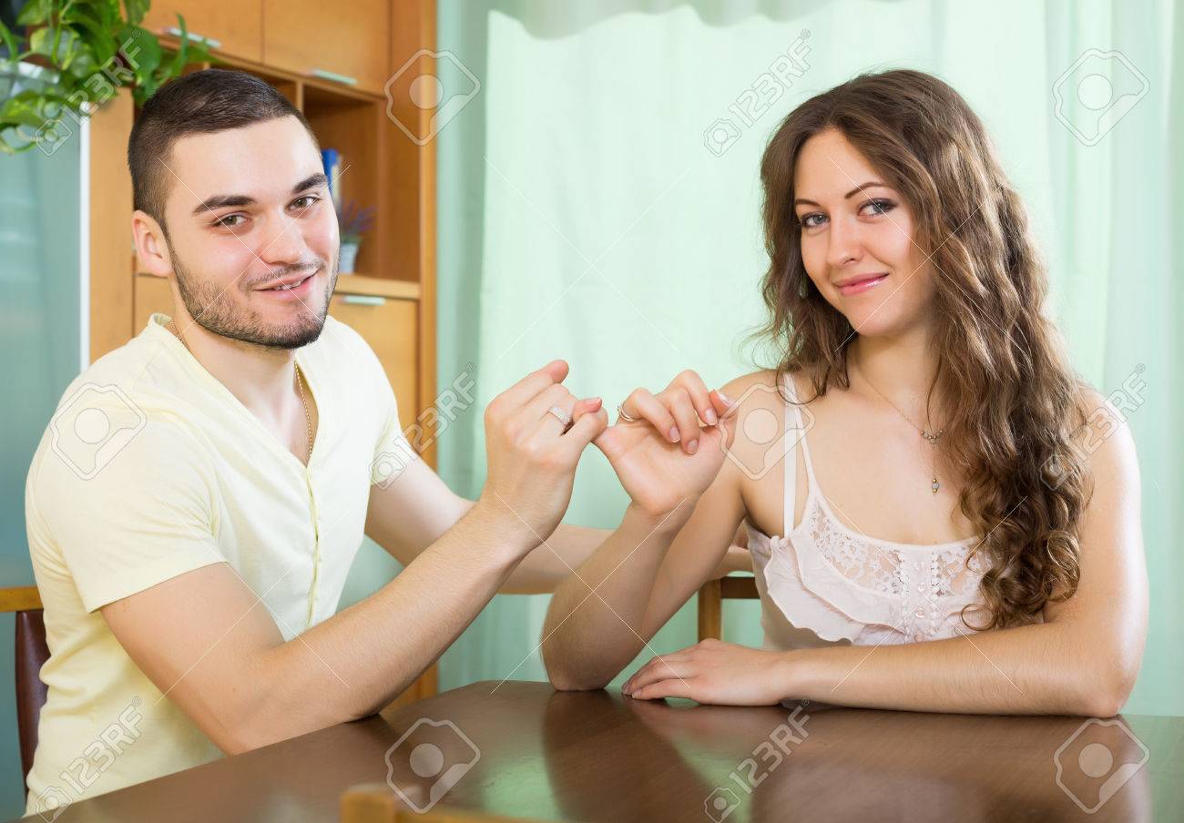 Pareja feliz reconciliándose