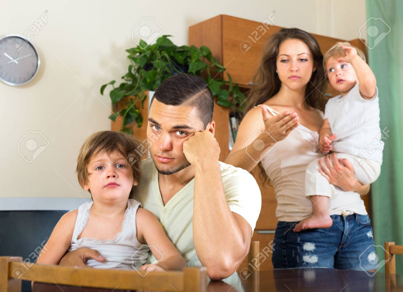 人間と家でけんかばかりしている 2 人の子供を持つ女性 の写真素材 画像素材 Image