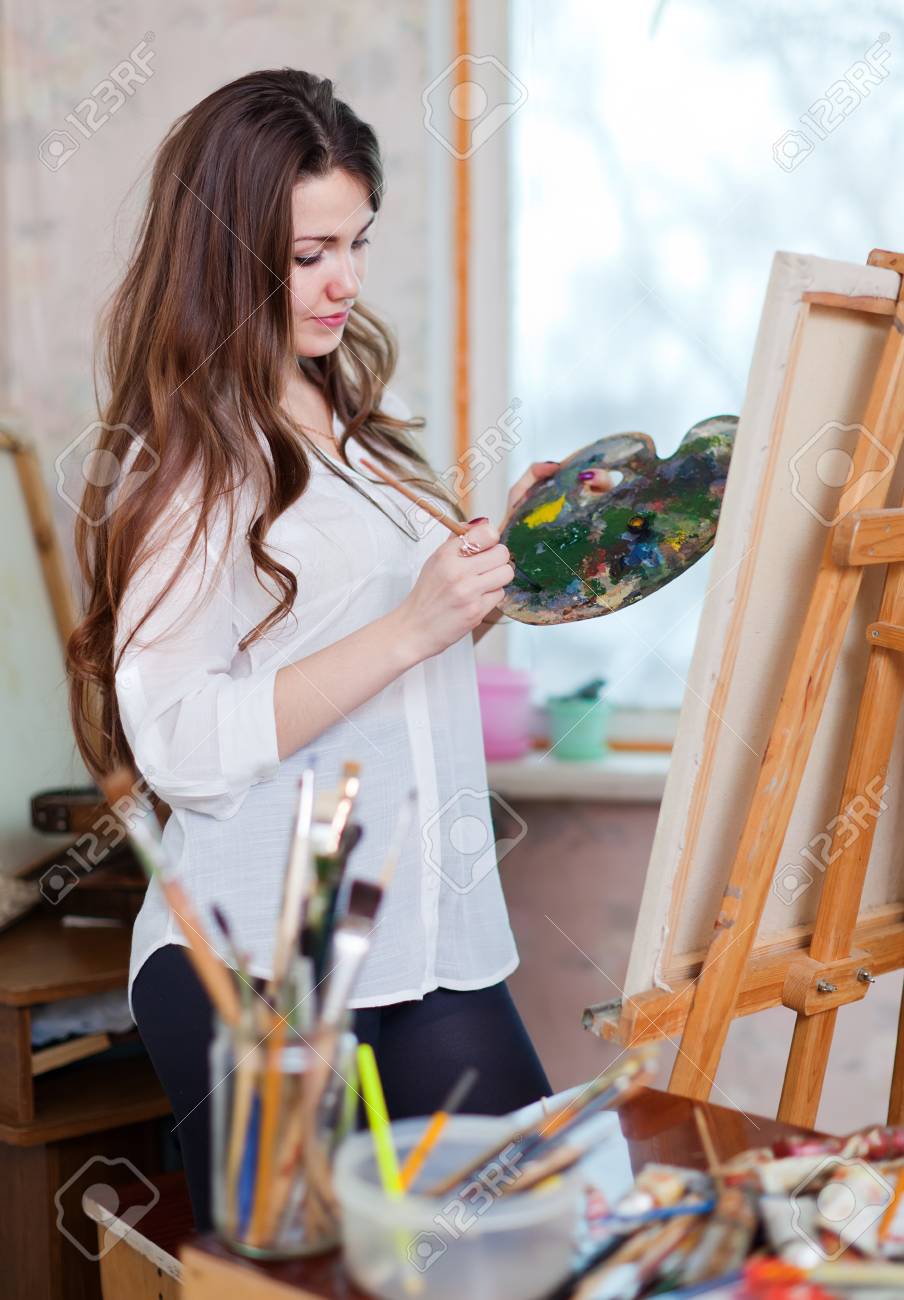 ワーク ショップ インテリア イーゼル油色で絵を描く女性の写真素材