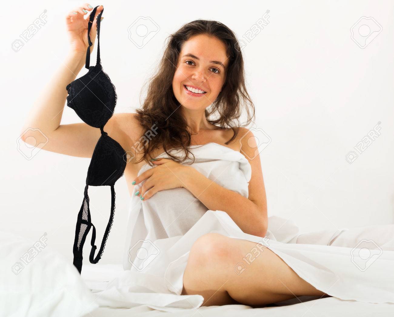 Mädchen Zieht Seine Unterwäsche Auf Dem Bett Im Schlafzimmer Lizenzfreie  Fotos, Bilder und Stock Fotografie. Image 31530752.