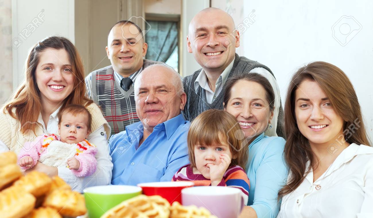 Retrato De La Feliz Familia Numerosa Tres Generaciones Bebe Te Con