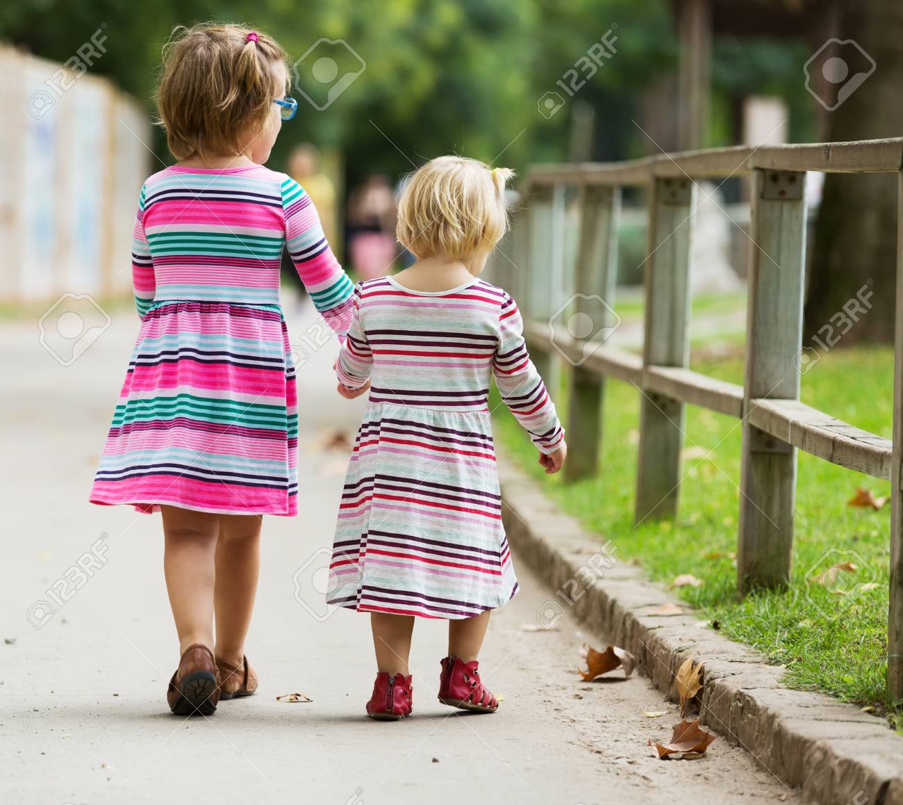 夏に通りで女の子の後姿 の写真素材 画像素材 Image 夏に通りで女の子の後姿 の写真素材 画像素材 Image