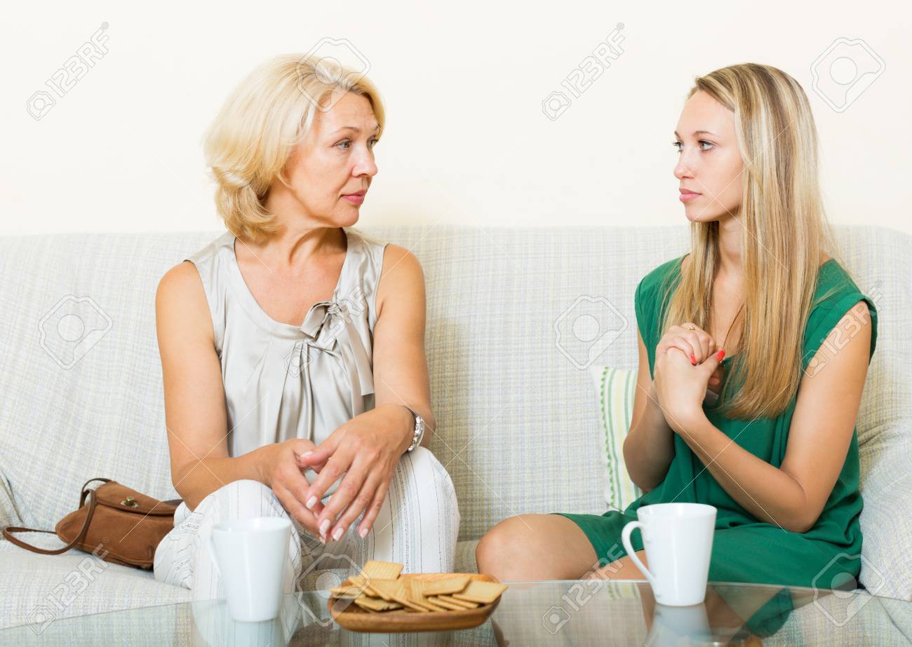 Le Adulte Avec Une Sérieuse Mûr D'âge Ayant Canapé Sa Femme Sur À Maison Fille La Conversation nO0PX8kw