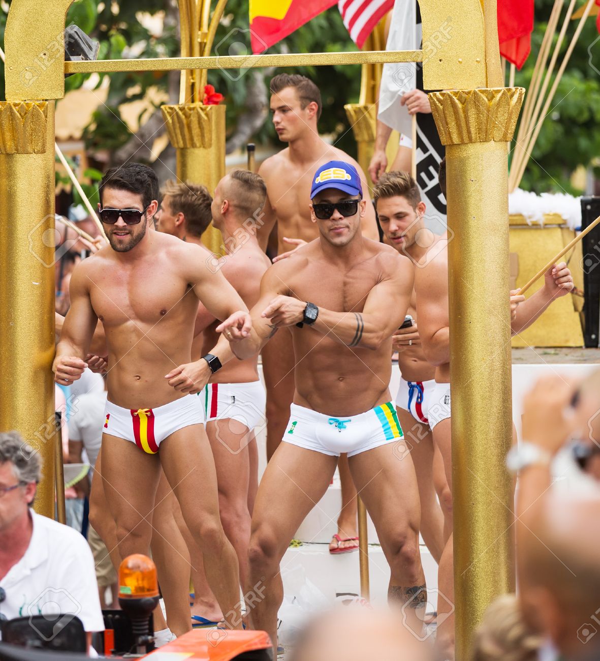 シッチェス スペイン 14 年 6 月 15 日 シッチェスのゲイプライド パレードのメイン パレードを裸の男性 カタロニア の写真素材 画像素材 Image シッチェス スペイン 14 年 6 月 15 日 シッチェスのゲイプライド パレードのメイン パレードを裸の男性 カタロニア の写真素材 画像素材 Image